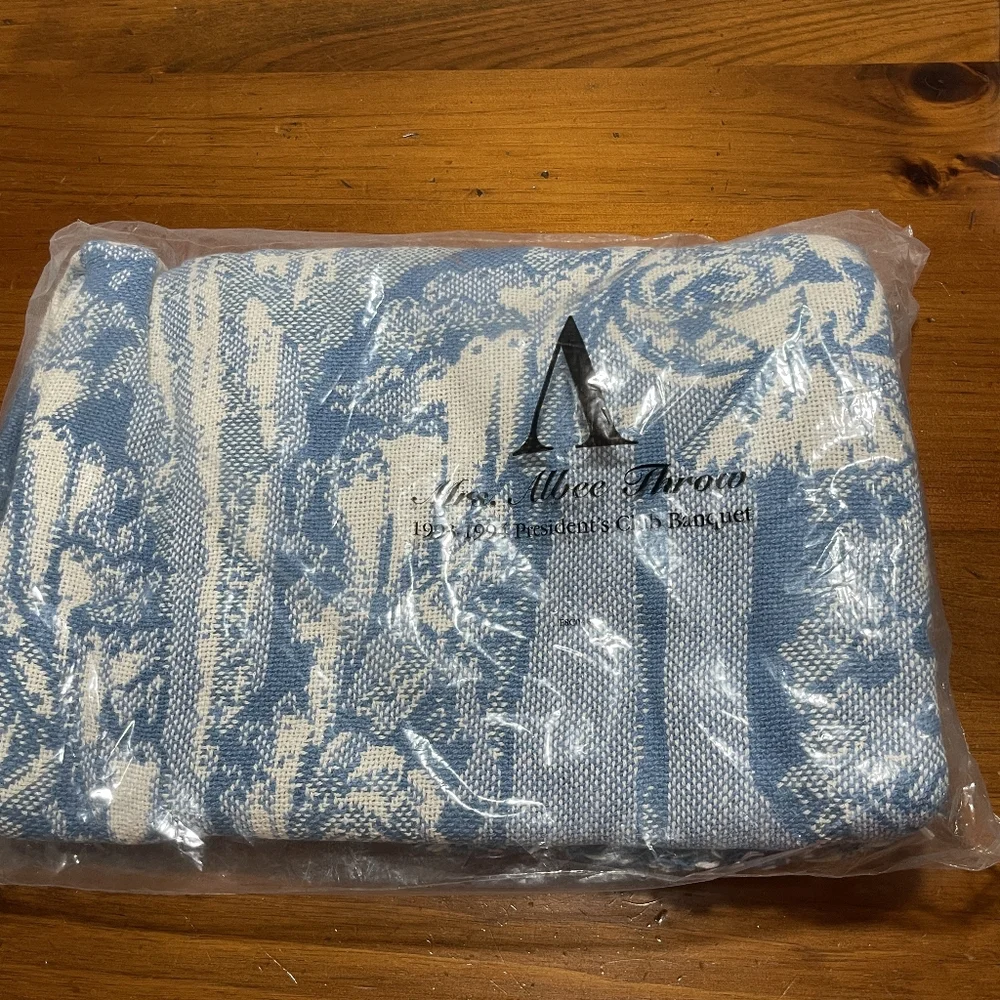 NEW IN PACKAGE AVON MRS ALBEE THROW Blue White FRINGE President's Club 1993-1994